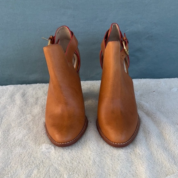 EUC Elizabeth and James Tan Ankle Booties with Buckle Strap Size 6 - Picture 1 of 9